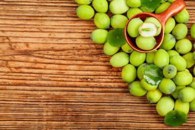 莲子在木纹底上