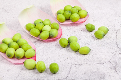 莲子放在三瓣莲花里往外倒