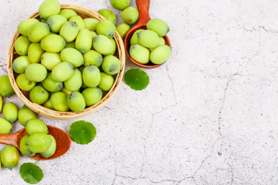 莲子装在勺子和竹筐里