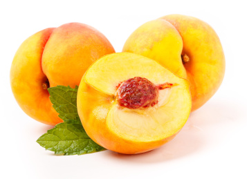 对半切开的黄桃在白底上