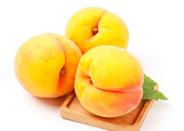 黄心桃子在木框上