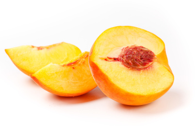 切开的黄肉黄桃果肉在白底上