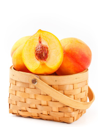 装在竹篮子里的黄心黄桃
