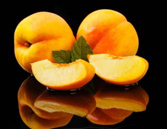 黄桃切成果瓣放在黑玻璃底上