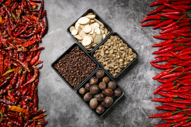 调料装盘放在干辣椒和新鲜辣椒之间