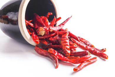 红辣椒从小缸里倒出来