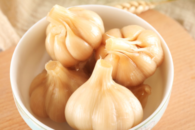 黄色的大蒜放在黄色菜板上