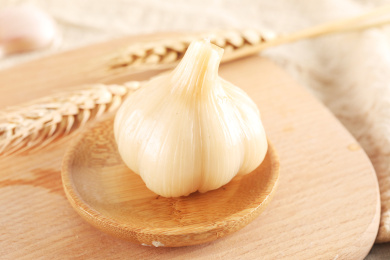 黄色的大蒜放在黄色菜板上