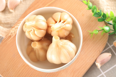 黄色的大蒜放在黄色菜板上