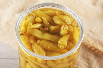 一罐黄色泡椒放在黄色布上