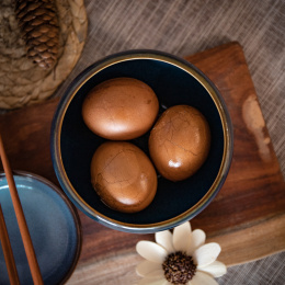 一碗茶叶蛋放在木质托盘中