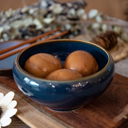 一碗茶叶蛋放在木质托盘中