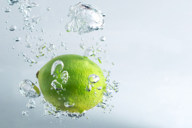 青柠落入纯净水中产生了气泡