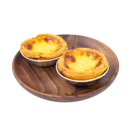 两个蛋挞摆放在木质托盘中