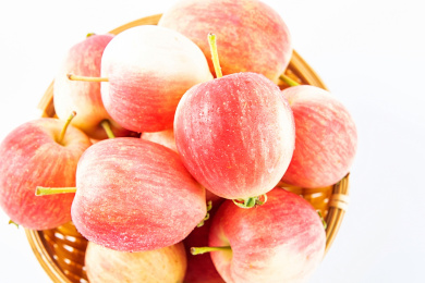 白背景上新鲜水果白海棠果