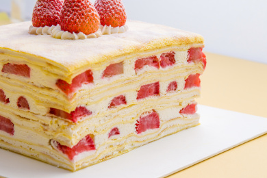 黄色背景上的多层草莓夹心蛋糕