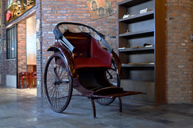 老上海街头的人力三轮黄包车