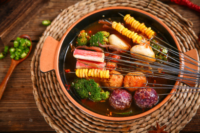 蔬菜和肉类麻辣烤串