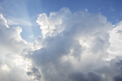 中国深圳城市天空中的蓝天白云背景图片