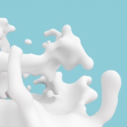 白色的牛奶酸奶水花分离在蓝色的背景