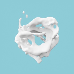 白色的牛奶酸奶水花分离在蓝色的背景