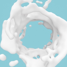 白色的牛奶酸奶水花分离在蓝色的背景