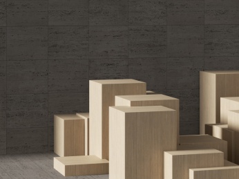 木制的方形产品展示台放在灰色的水泥砖块地面上