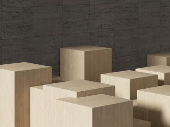 木制的方形产品展示台放在灰色的水泥砖块地面上