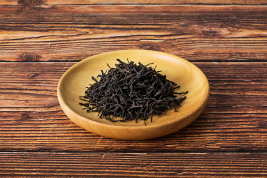 木盘装的香醇高山乌龙茶茶叶