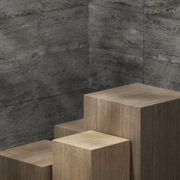 木制的产品展示台在斑驳的树影下