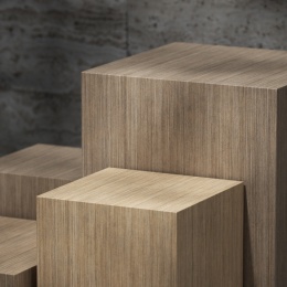 木制的产品展示台在斑驳的树影下