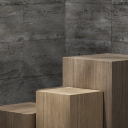 木制的产品展示台在斑驳的树影下