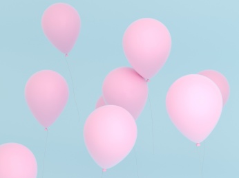 带有青春少女色彩的粉色气球漂浮在空中