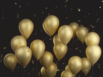 节日庆典用的金色的气球漂浮在空中