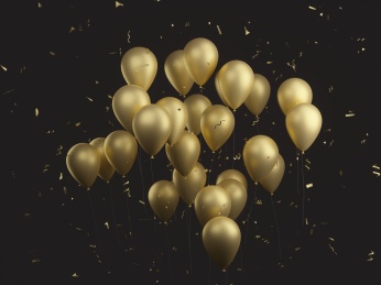 节日庆典用的金色的气球漂浮在空中