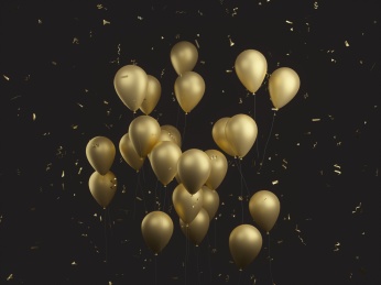 节日庆典用的金色的气球漂浮在空中