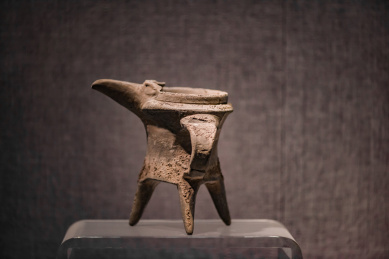 中国商代的历史文物陶爵特写