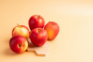 黄色背景中 新鲜脆甜的红色苹果