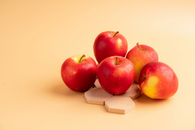 黄色背景中 新鲜脆甜的红色苹果