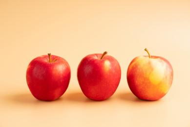 黄色背景中 新鲜脆甜的红色苹果