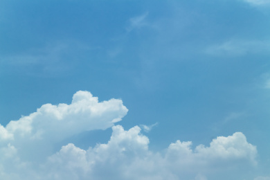 晴朗天气下的蓝天白云背景图