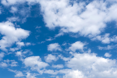 湛蓝色的天空中飘动着朵朵白云