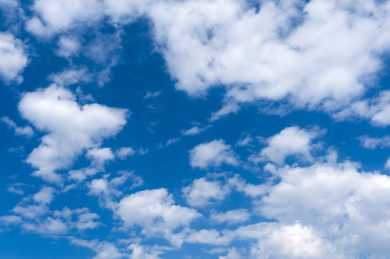 湛蓝色的天空中飘动着朵朵白云