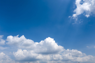 湛蓝色的天空中飘动着朵朵白云