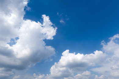 湛蓝色的天空中飘动着朵朵白云