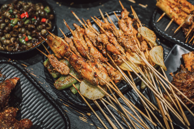 烤鸡翅和羊肉串，以及烤青椒和豆制品。