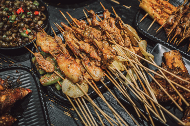 烤鸡翅和羊肉串，以及烤青椒和豆制品。