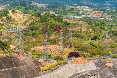 中国湖北异常三峡大坝的输电塔