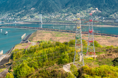 中国湖北异常三峡大坝的输电塔