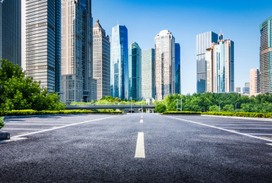 有着空旷路面平台的城市风光